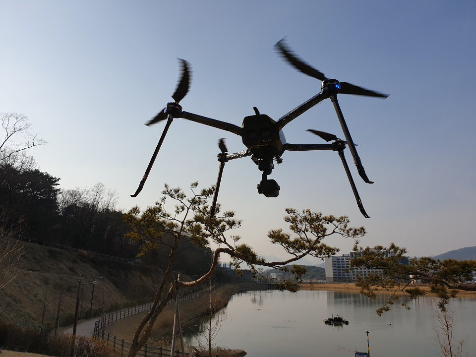 경남지방경찰청 소속 한 경찰이 경남 창원 신미저수지 인근에서 인근에서 드론을 날리고 있다. 경찰위원회은 지난 23일 ‘경찰 무인비행장치 운영규칙’ 훈령을 의결했다. 개정 훈령으로 경찰은 실종자 수색 뿐 아니라 테러상황 인명구조에도 드론을 투입할 수 있게 됐다.. [자료=경찰청]