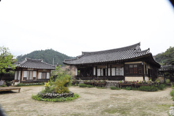 130여년 동안 후손들이 살고 있는 봉화 만산고택.
