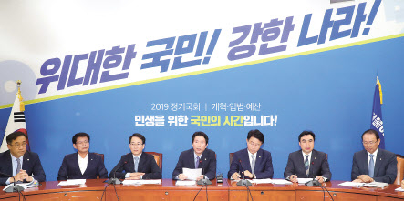이인영 더불어민주당 원내대표(가운데)가 24일 오전 국회에서 열린 원내대책회의에서 발언하고 있다. [연합]