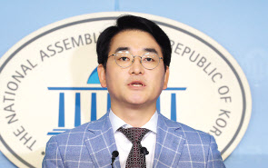 더불어민주당 박용진 의원이 23일 오전 국회 정론관에서 유치원 3법 본회의 회부 관련 기자회견을 하고 있다. [연합]