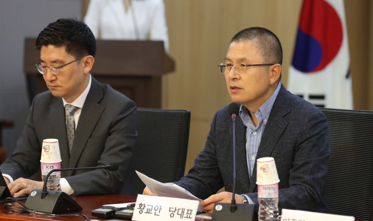 황교안 자유한국당 대표가 24일 오전 국회 의원회관에서 최연혜 의원실과 여의도연구원 주최로 열린 '문재인정권, 가짜뉴스 논란과 표현의 자유 침해 어떻게 볼 것인가' 토론회에서 축사를 하고 있다. [연합]