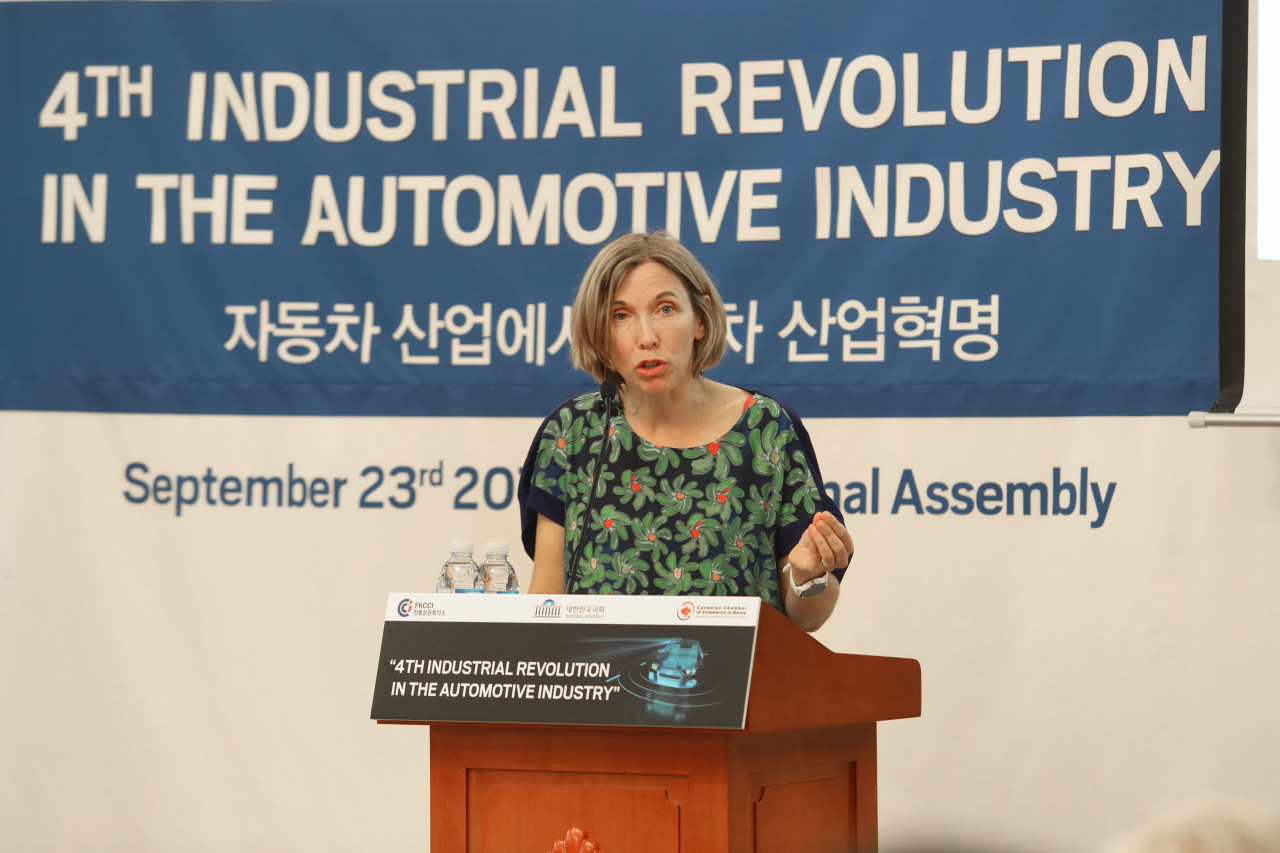지난 23일 한불상공회의소가 주관한 ‘자동차 산업에서의 4차 산업혁명’ 특별 포럼에서 르노-닛산-미쓰비시 얼라이언스 첨단 엔지니어링 글로벌 디렉터를 맡고 있는 소피 슈미틀린 이사가 발표 중인 모습.