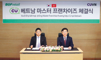CU베트남 박재구 BGF리테일 박재구 대표가 응우옌만민 CUVN 대표와 MFC계약을 체결하고 있다.