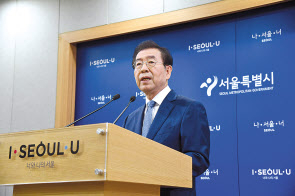 19일 서울시청 브리핑실에서 광화문광장 재조성 사업의 연기를 발표하는 박원순 시장.[서울시 제공]