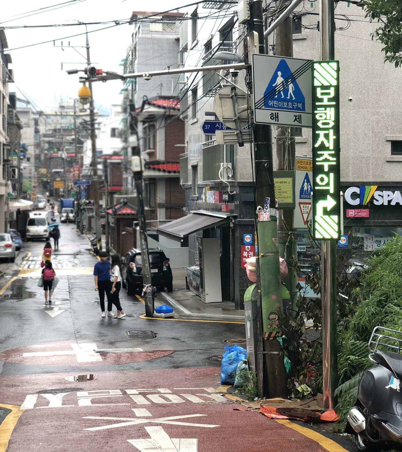 골목길에서 보행자가 지나면 전광판에 '보행자 주의' 문구가 뜬다. [금천구 제공]