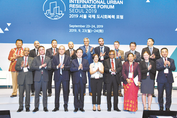 지난 23일 서울 중구 롯데호텔에서 열린 ‘2019 서울 국제 도시회복력 포럼’에서 박원순 서울시장이 도시회복력 공동선언문을 발표한 뒤 세계 14개 도시의 리더들이 기념사진을 찍고 있다. [서울시 제공]