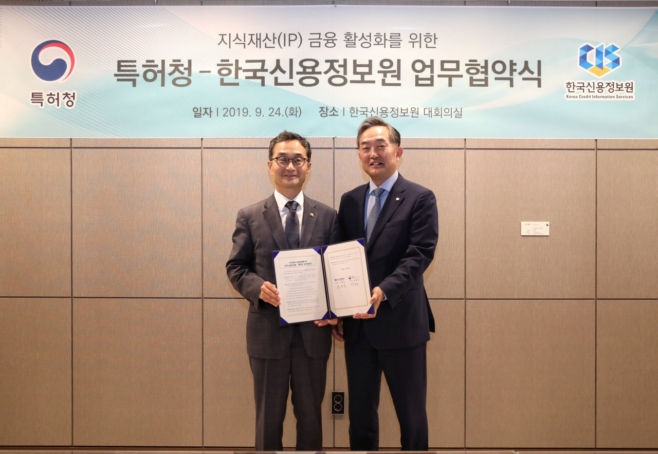 사진 1 : 박원주 특허청장(왼쪽 1번째), 신현준 한국신용정보원장(왼쪽 2번째)이 업무협약을 체결한 후 기념촬영을 하고 있다.