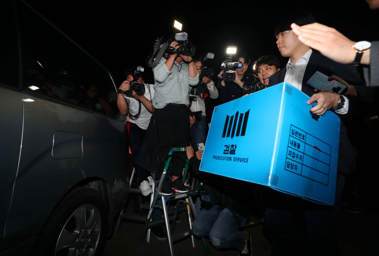 23일 오후 서울 서초구 방배동 조국 법무부 장관의 자택에서 검찰 관계자들이 압수 수색을 마치고 밖으로 나서고 있다. [연합]