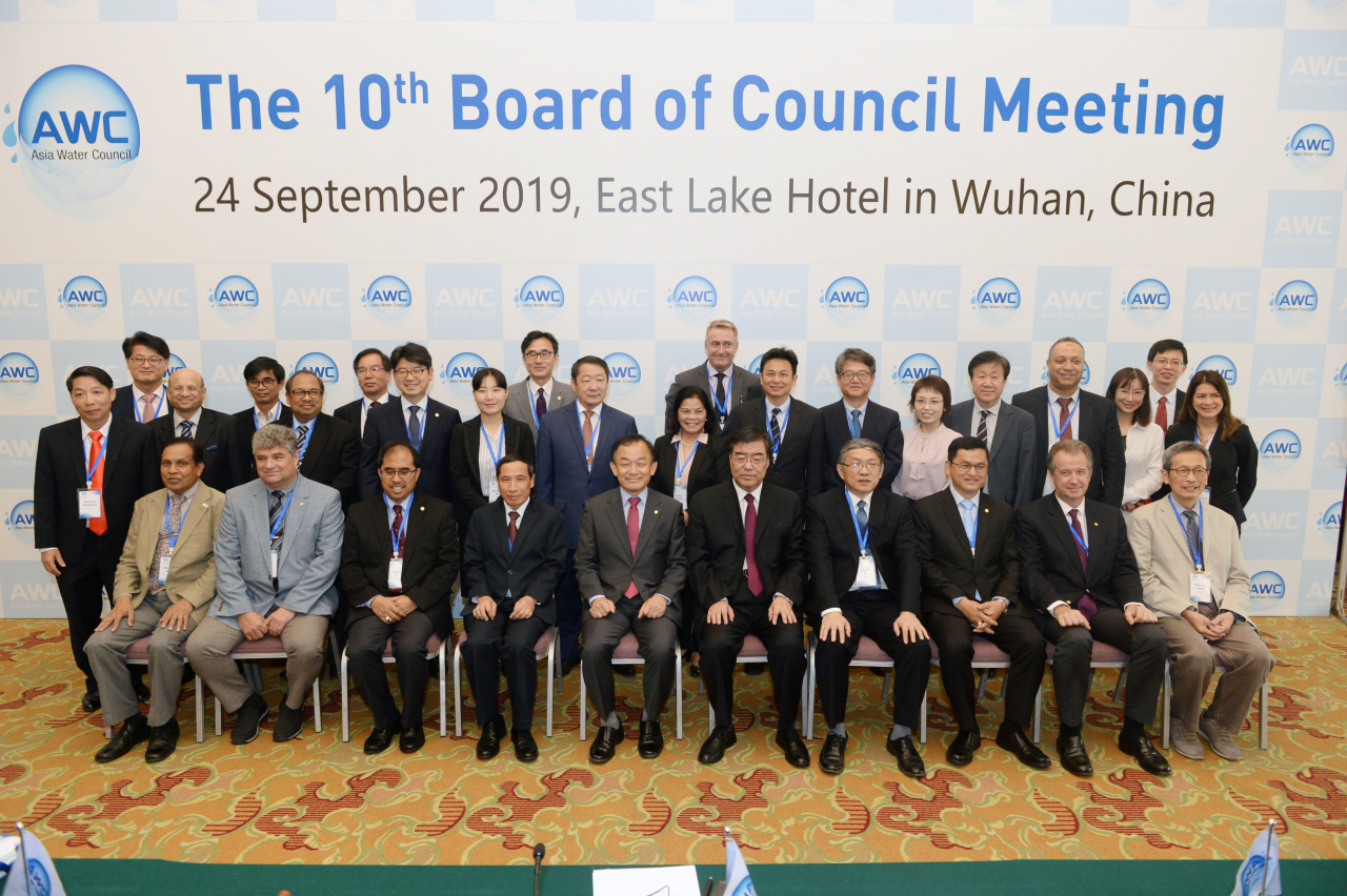 아시아물위원회(AWC) 이사회. 앞줄 왼쪽에서 5번째가 이학수 한국수자원공사 사장. [한국수자원공사 제공]