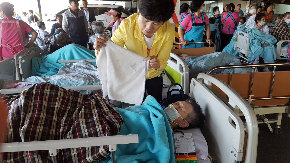 24일 오전 화재가 발생한 경기 김포시 풍무동 한 요양병원. 환자 이정순(91) 씨 딸이 어머니를 돌보고 있는 모습. [정세희 기자/say@heraldcorp.com]