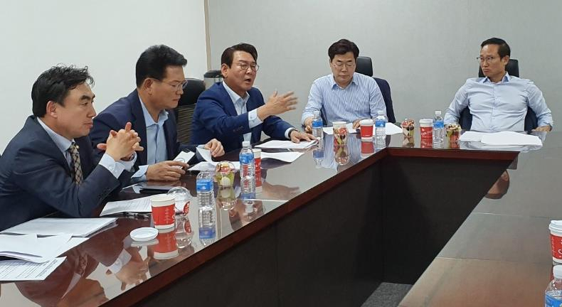 김교흥 위원장〈중앙〉이 지난 23일 열린 인천시와의 2차 당정협의회에서 인천시 청라 소각장 증설 철회에 대한 입장을 밝히고 있다.