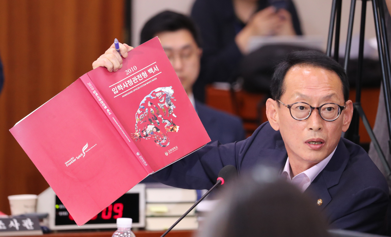 김도읍 자유한국당 의원이 6일 오후 속개된 국회 법제사법위원회 인사청문회에서 조국 법무부 장관 후보자에게 고려대 입학관련 질의를 하고 있다. [연합]