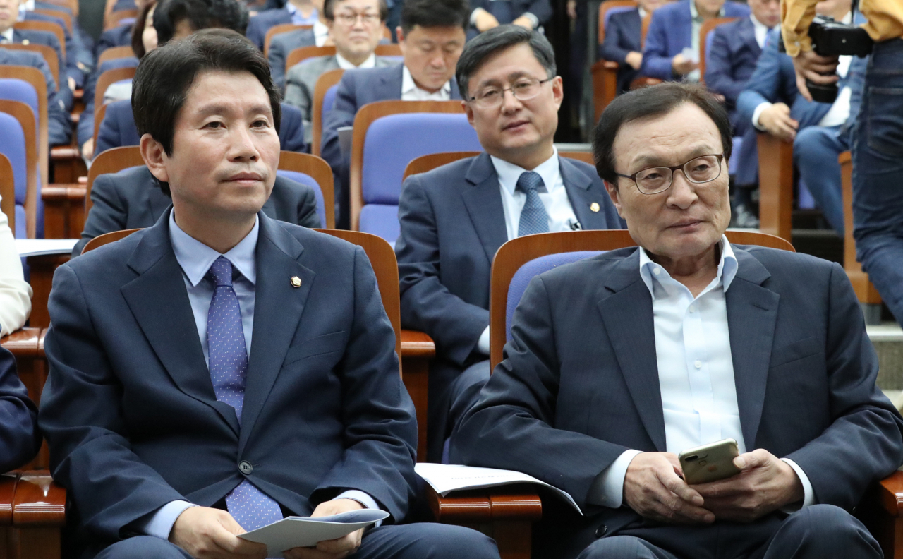 24일 오후 더불어민주당 이해찬 대표(오른쪽)와 이인영 원내대표가 국회에서 열린 정책 의원총회에 참석해 있다. 연합뉴스