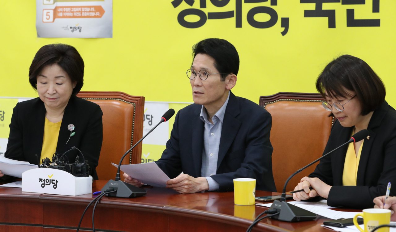 정의당 윤소하 원내대표가 24일 국회에서 열린 의원총회에서 발언하고 있다. [연합]