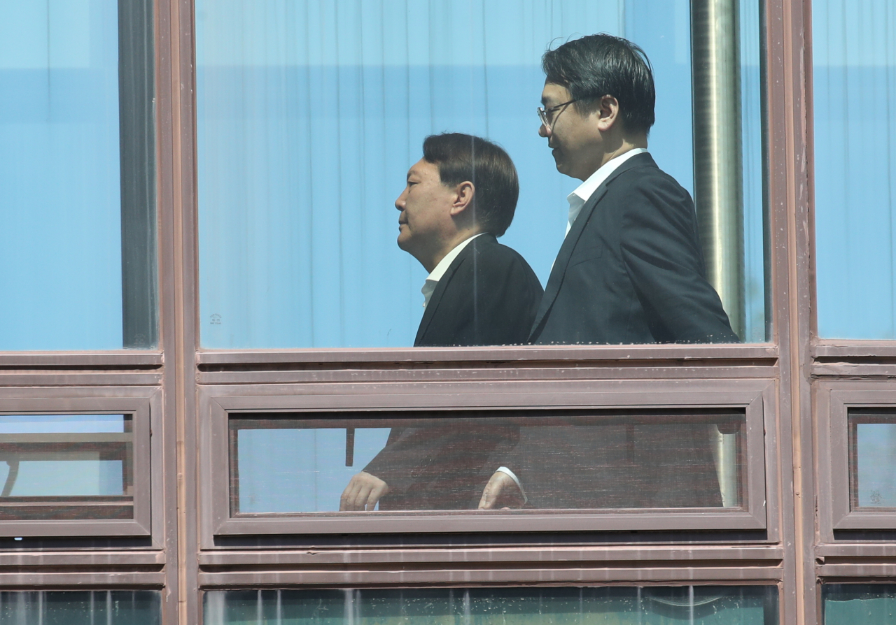 윤석열 검찰총장(왼쪽)과 강남일 차장검사가 24일 점심식사를 하기 위해 서울 서초동 대검찰청 구내식당으로 가고 있다. [연합]