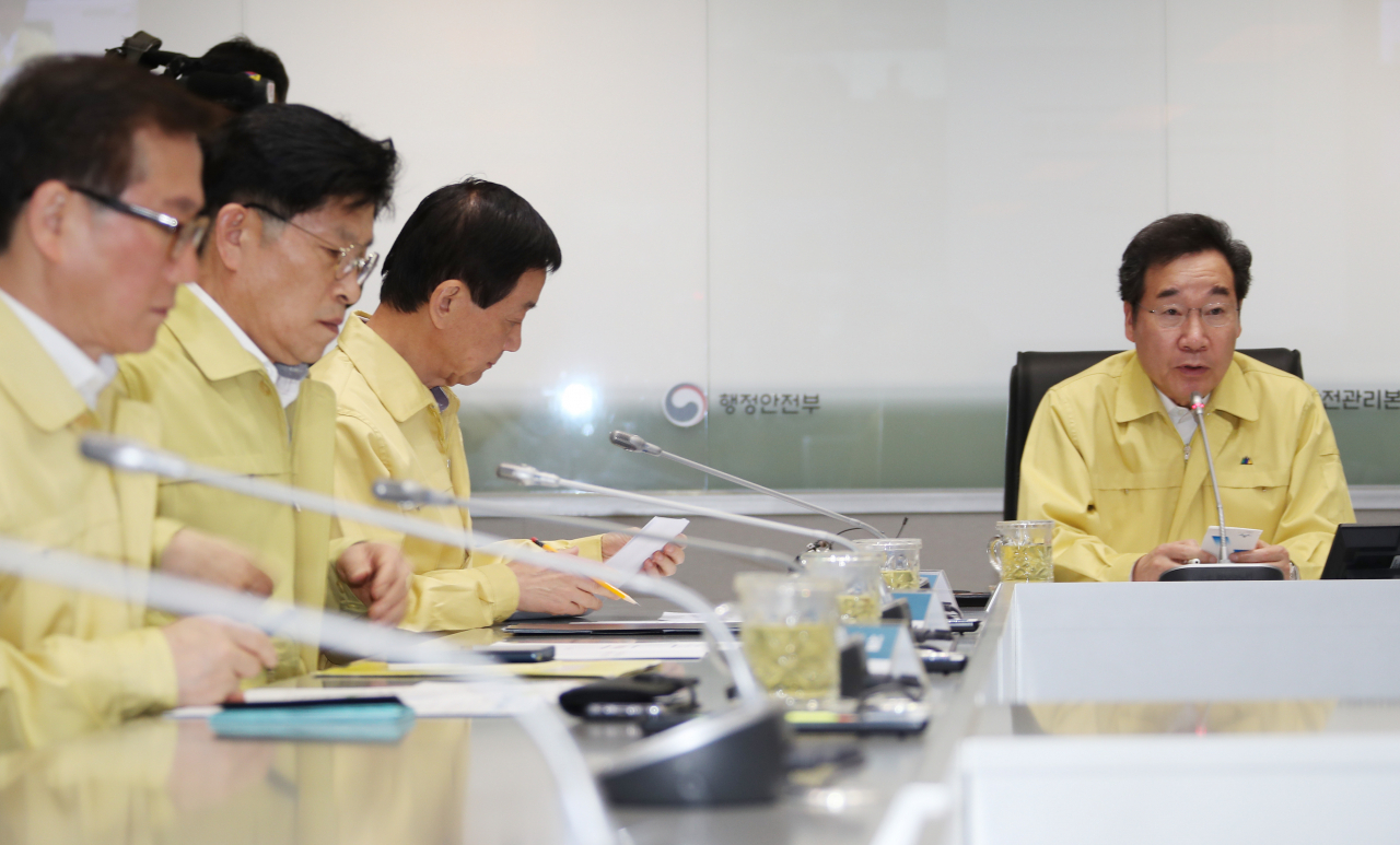 이낙연 국무총리가 24일 오후 정부서울청사 중앙재난안전상황실에서 아프리카돼지열병(ASF) 관련 긴급관계장관회의를 주재하며 발언하고 있다. ［연합］