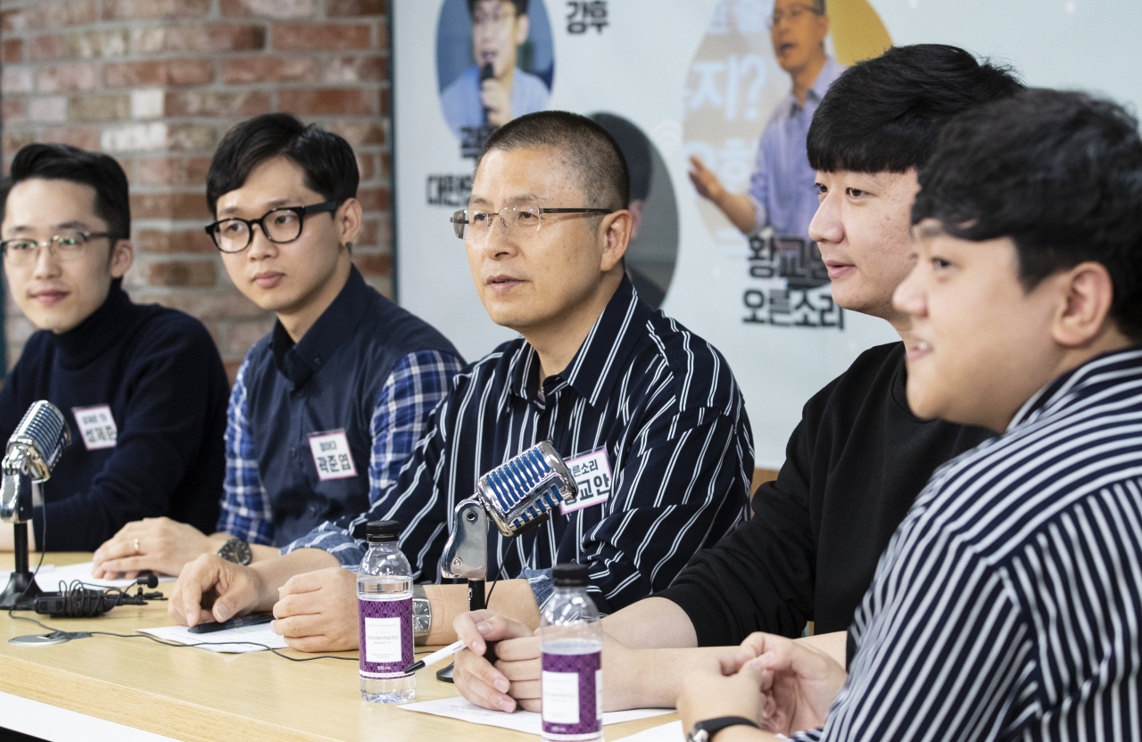 자유한국당 황교안 대표가 24일 오후 자유한국당 중앙당사에서 열린 '채널 공감-국민속으로, 청년 유튜버, 세상과 通하다' 방송 준비를 하고 있다. [연합]