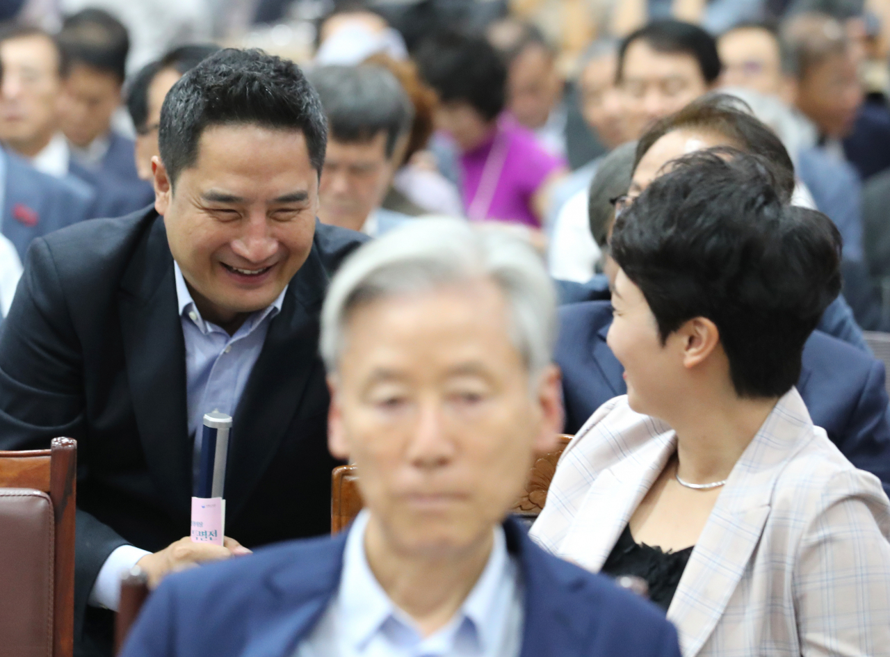 지난 5일 오후 국회도서관에서 열린 '김형오 전 국회의장 기증자료 특별전'에 참석한 강용석(왼쪽) 전 의원이 무소속 이언주 의원과 인사하고 있다. [연합]