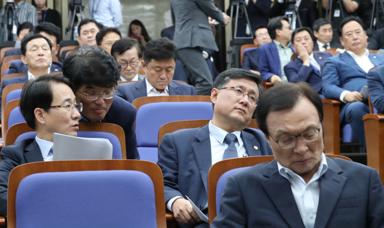 24일 오후 국회에서 열린 더불어민주당 정책 의원총회에서 이해찬 대표 등 참석자들이 이인영 원내대표 발언을 듣고 있다. [연합]