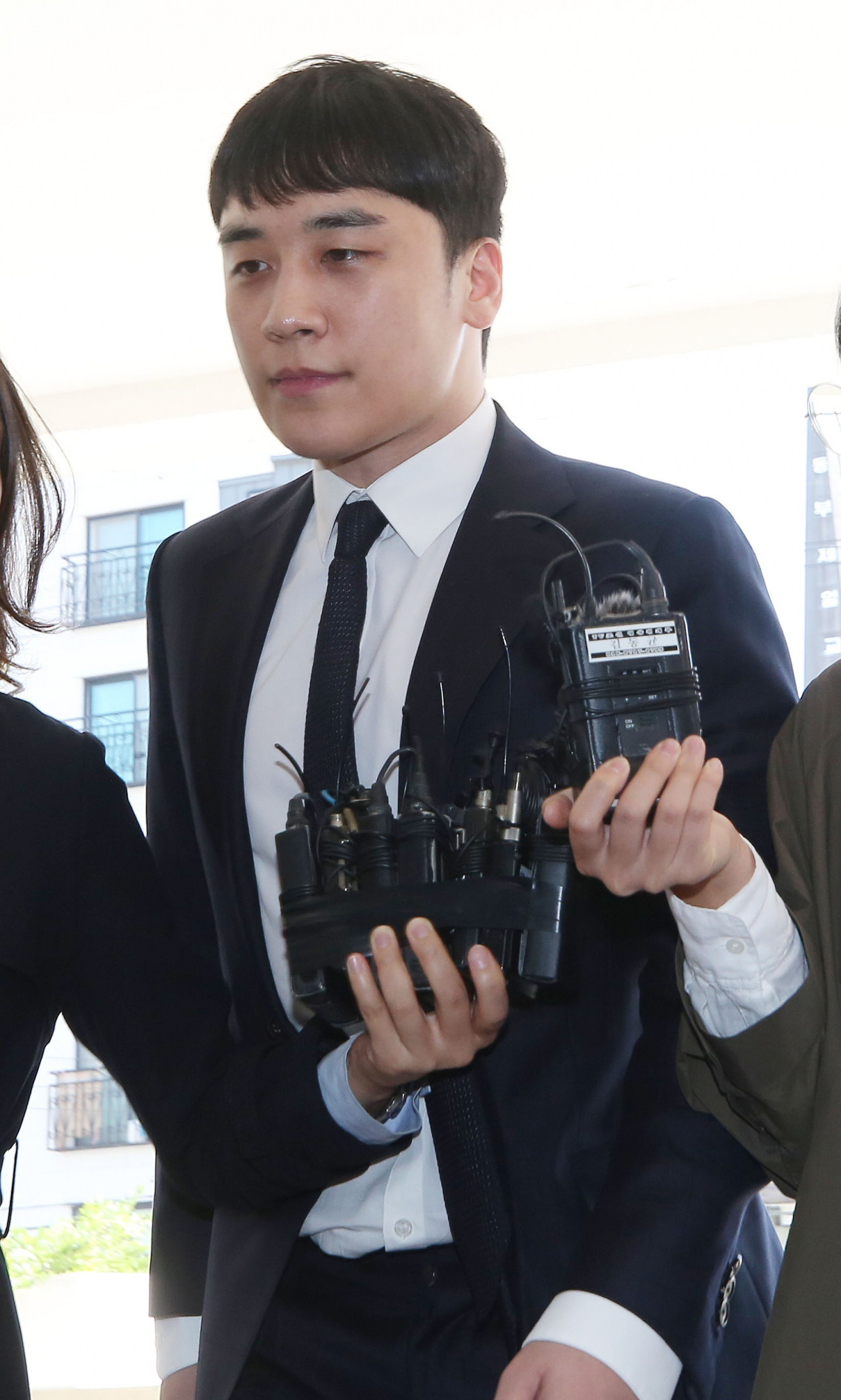 승리(29, 본명 이승현)가 24일 경찰에 출석하고 있는 모습. [연합뉴스]