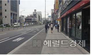 서울 영등포구 영중로에 거리가게를 정비하고, 보도를 넓혀 개선한 모습. [서울시 제공]