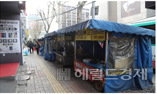 영중로에 무허가 거리가게들이 보도를 차지하고 있는 모습. [서울시 제공]