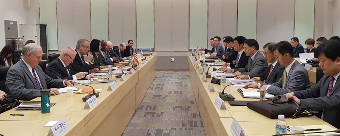 한미 방위비분담금 협상 대표단이 지난 24일 서울에서 11차 SMA협상 1차회의를 열고 있다. [외교부 제공]