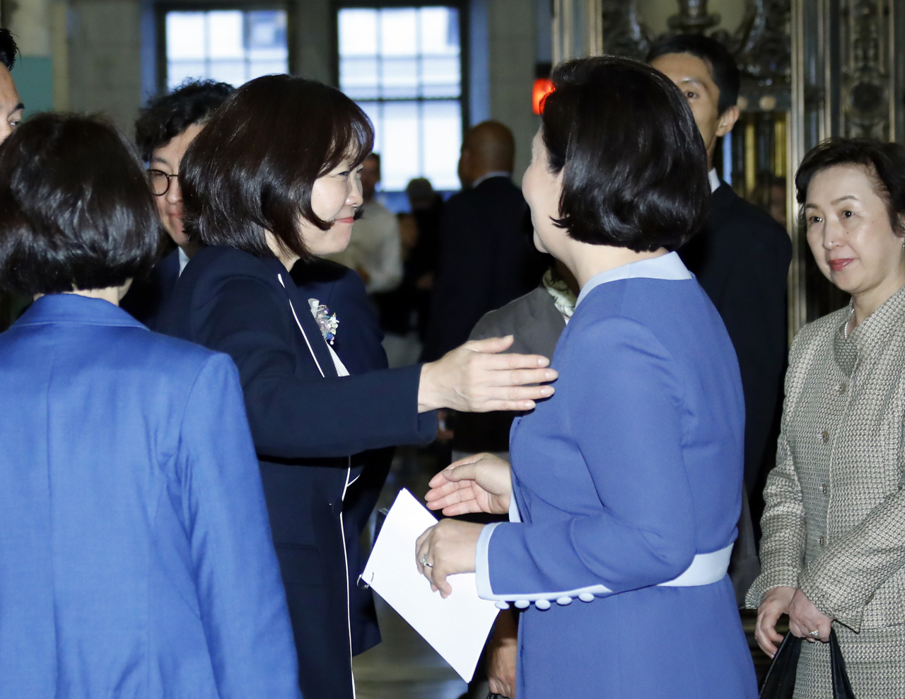 문재인 대통령 부인 김정숙 여사와 일본 아베 신조 총리 부인 아키에 여사가 24일 오후(현지시간) 뉴욕 공립도서관에서 열린 유니세프 주최 발달장애인을 위한 보편적 의료보장 콘퍼런스를 마친 뒤 헤어지며 포옹하고 있다. [연합]