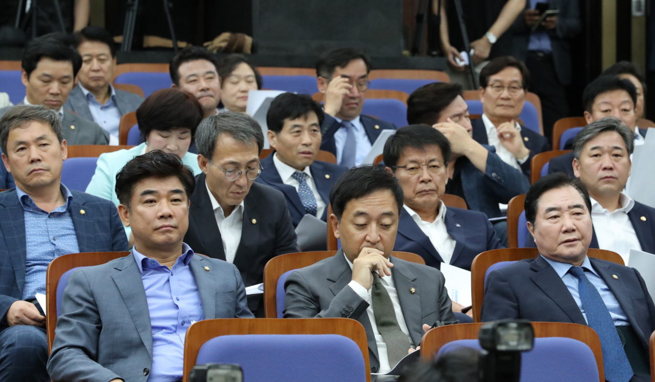24일 오후 국회에서 열린 더불어민주당 정책 의원총회에서 금태섭 의원 등 참석자들이 이해찬 대표 발언을 듣고 있다. [연합]