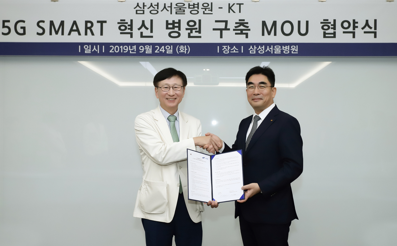 이동면 KT 미래플랫폼사업부문장 사장(오른쪽)이 권오정 삼성서울병원 원장과 MOU 체결 후 기념촬영을 하고 있다. [KT 제공]