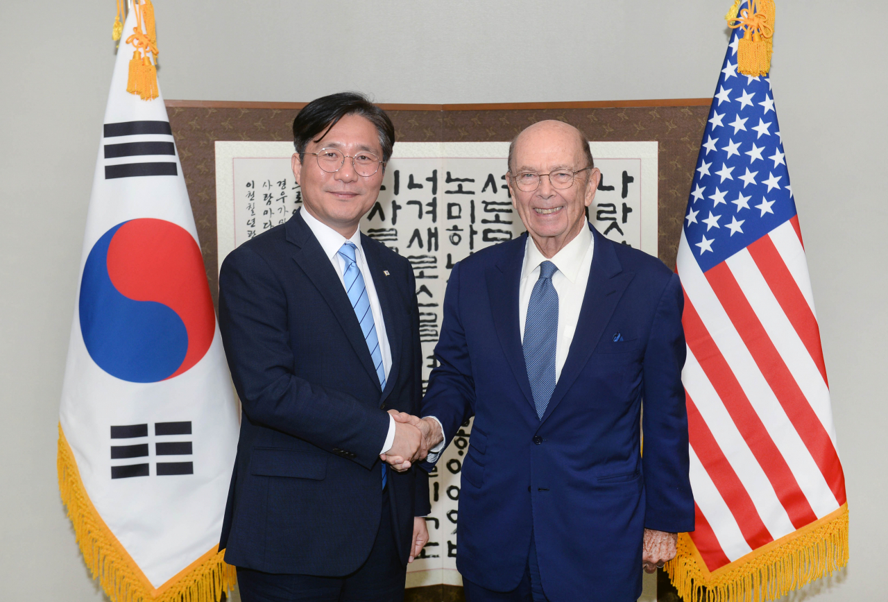 성윤모 산업통상자원부 장관이 24일(현지시간) 미국 뉴욕 한국총영사관 회의실에서 열린 한미 상무장관 회담에서 윌버 로스 미국 상무장관과 악수하고 있다. ［연합］