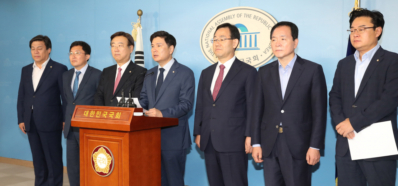 자유한국당과 바른미래당 소속 국회 정무위원들이 25일 오전 국회 정론관에서 기자회견을 열고 더불어민주당이 조국 법무부 장관과 관련한 야당의 증인 요청을 수용할 것을 촉구하고 있다. 왼쪽부터 자유한국당 김선동, 김용태, 김종석, 바른미래당 지상욱, 자유한국당 주호영, 성일종, 김성원 의원. [연합]