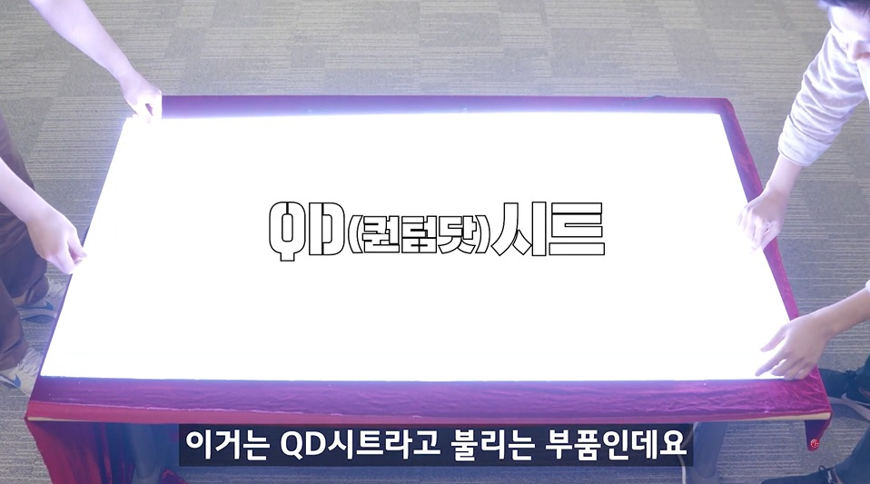 LG전자가 24일 공식 소셜 채널 ‘소셜 LG(Social LG)’를 통해 삼성QLED TV 내부를 분해하고 있다. [〈뜻뜯한 리뷰〉 ‘LG 올레드 TV’편 화면 캡처]