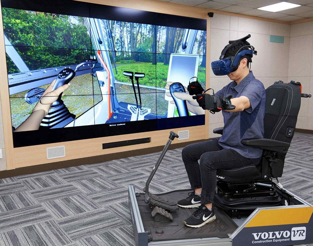 경남 창원에 위치한 볼보건설기계 연구개발센터에서 직원이 인피니티 룸의 VR 기기를 착용하고 실제 작업현장과 유사한 가상체험환경에서 볼보 굴착기를 시연해보고 있다.[볼보그룹코리아 제공]