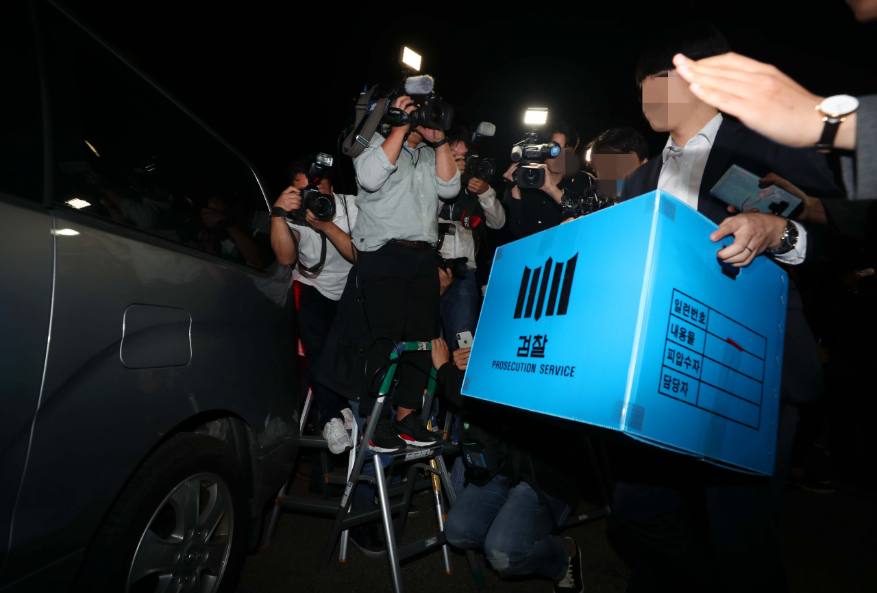 지난 23일 오후 서울 서초구 방배동 조국 법무부 장관의 자택에서 검찰 관계자들이 압수 수색을 마치고 밖으로 나서고 있는 모습. [연합]