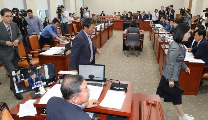 24일 오전 열린 국회 교육위원회 전체회의에서 고교 무상교육 법안인 초·중등교육법 개정안과 지방교육재정교부금법 개정안이 여야간 이견이 좁혀지지 않으면서 자유한국당 의원들이 퇴장하고 있다. [연합]