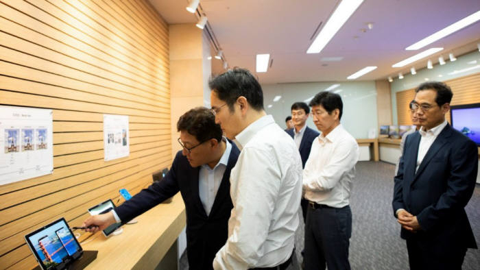이재용 삼성전자 부회장이 지난달 26일 충남 아산에 위치한 삼성디스플레이 사업장을 찾아 차세대 디스플레이 제품을 살펴보고 있다. 당시 이 부회장은 대형 디스플레이를 포기해서는 안된다고 강조했다. [삼성전자 제공]