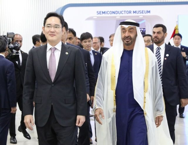 이재용(왼쪽) 삼성전자 부회장이 지난 2월 삼성전자 화성 캠퍼스를 방문한 모하메드 UAE 왕세제를 직접 안내하고 있는 모습. [삼성전자 제공]