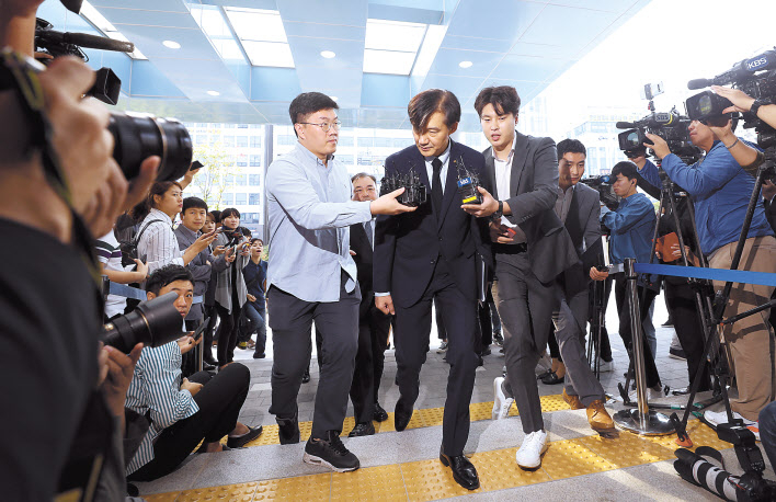 조국 법무부 장관이 25일 오전 충남 천안시 대전지검 천안지청에 들어가면서 지지자에게 인사하고 있다. 조 장관은 지난 20일 의정부지검에 이어 이날 천안지청에서 두번째 ‘검사와의 대화’ 자리를 가졌다. [연합]