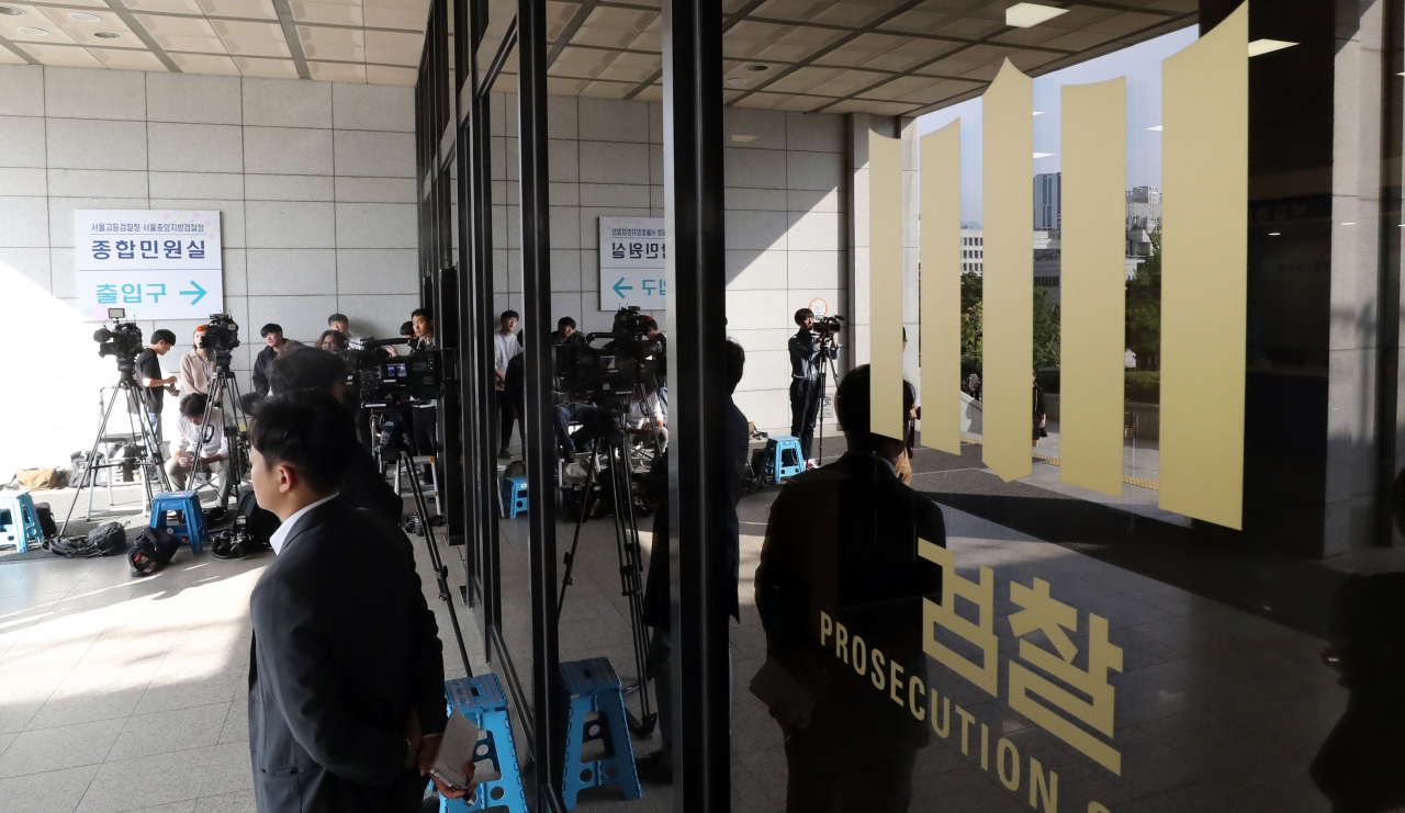 검찰이 조국 법무부 장관과 관련한 수사를 이어간 25일 서울 서초구 중앙지검 앞에서 취재진이 관계자 소환에 대비해 대기하고 있다. 연합뉴스