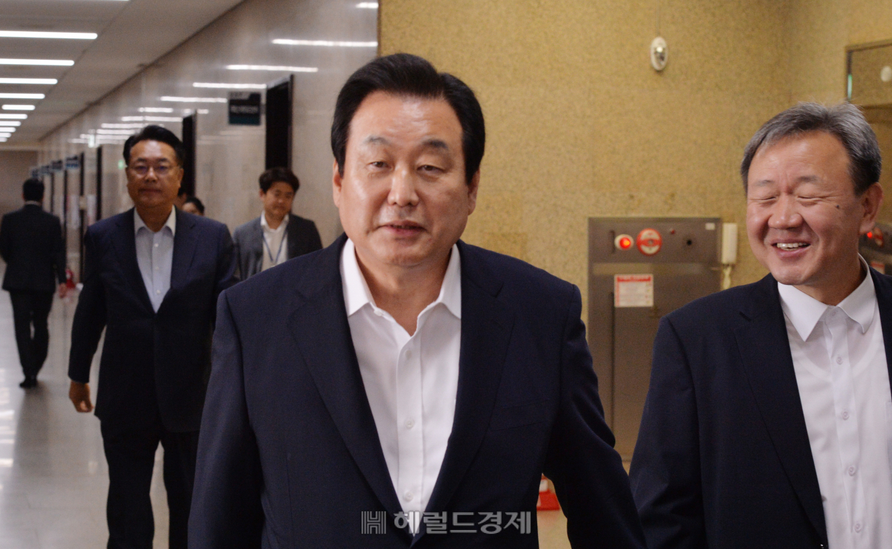 김무성 자유한국당 의원이 지난 25일 당 원내대표·중진의원 회의에 참석하기 위해 회의실로 입장하고 있다. 정희조 기자/checho@heraldcorp.com