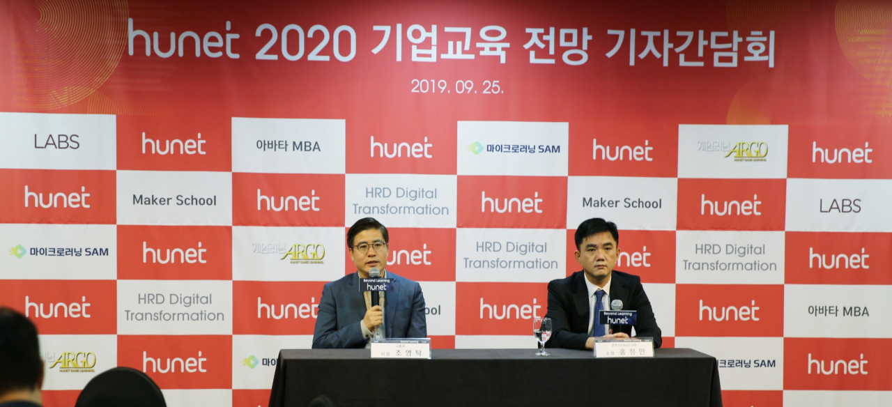 조영탁 휴넷 대표(왼쪽)와 홍정민 휴넷 에듀테크랩 소장이 25일 양재동 더케이호텔에서 열린 기자간담회에서 질문에 답하고 있다.