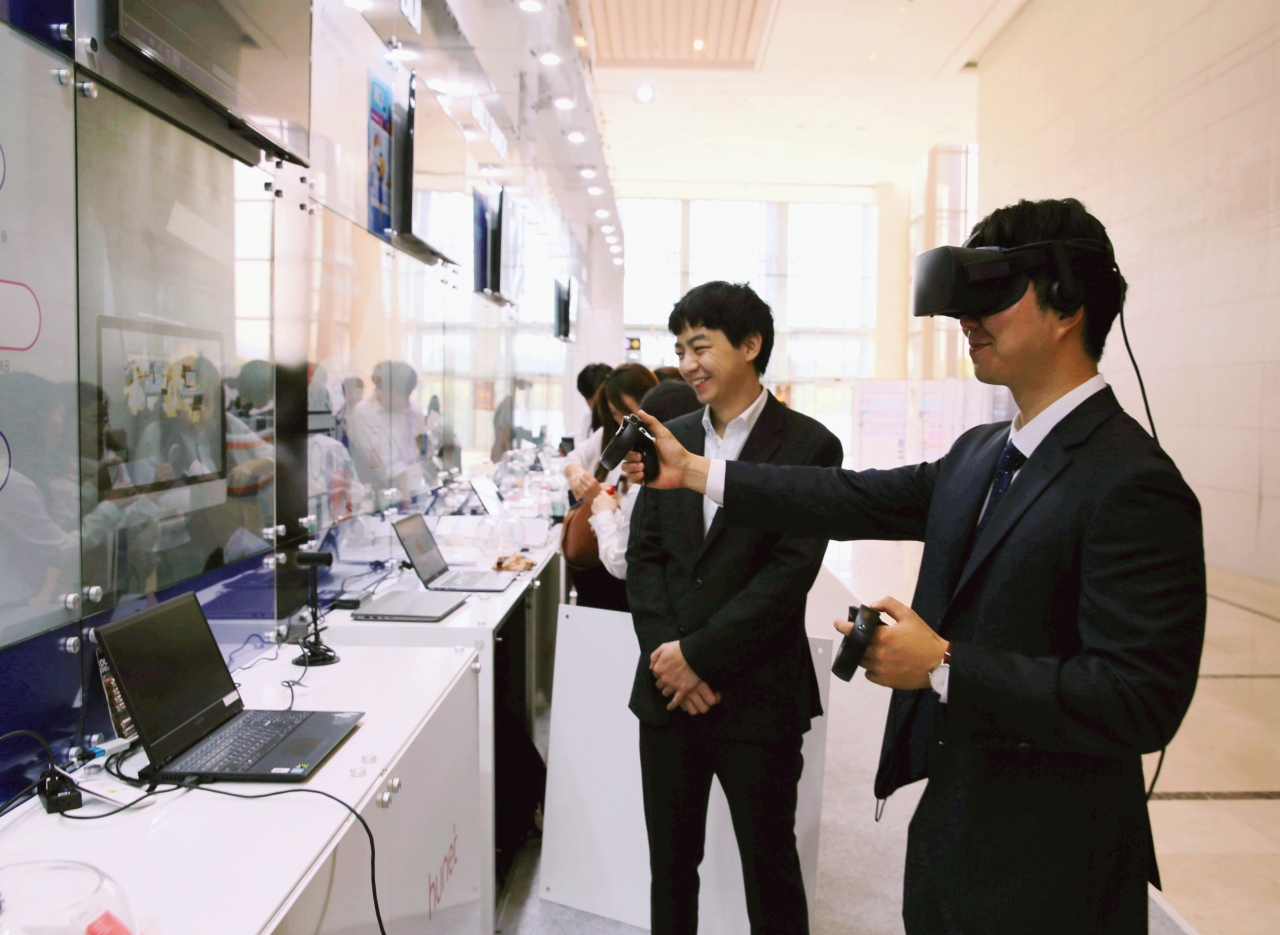 VR(가상현실)을 통한 교육 시연 모습