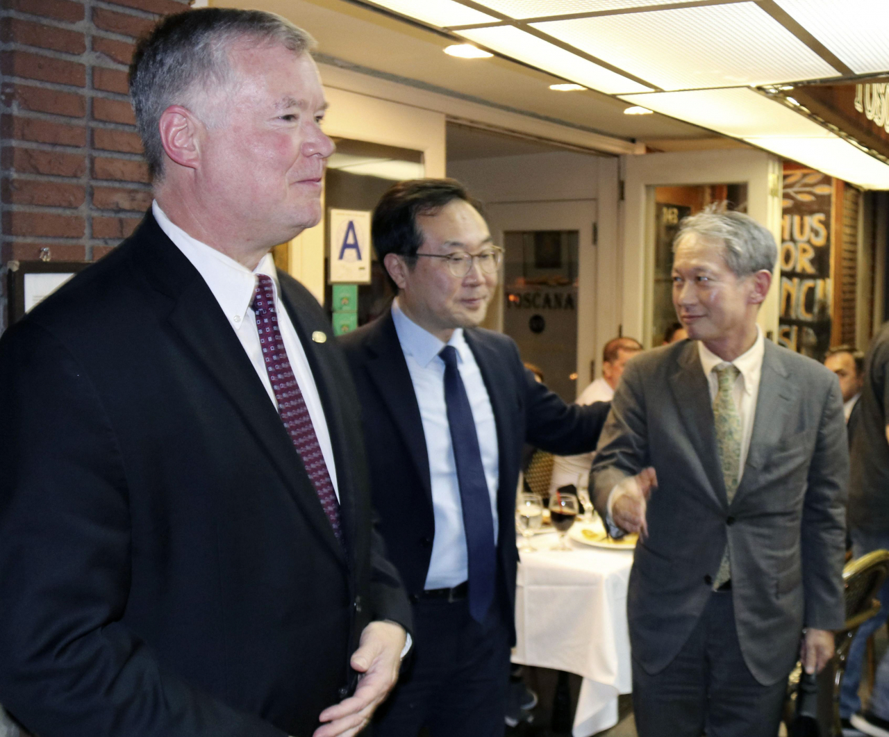 한국과 미국, 일본의 북핵 협상 수석대표들이 24일(현지시간) 미국 뉴욕에서 회동했다고 있다. 왼쪽부터 스티븐 비건 미국 국무부 대북특별대표, 이도훈 한국 외교부 한반도평화교섭본부장, 다키자키 시게키(瀧崎成樹) 일본 외무성 아시아대양주국장. [연합]