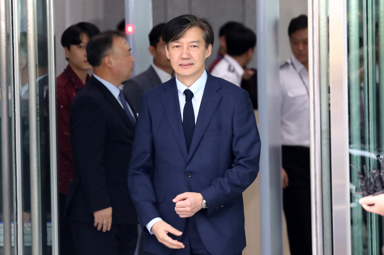 조국 법무부 장관이 25일 오후 충남 천안시 대전지검 천안지청을 나오고 있다. 조 장관은 이날 천안지청에서 검사·직원들과 대화를 나눴다. [연합]