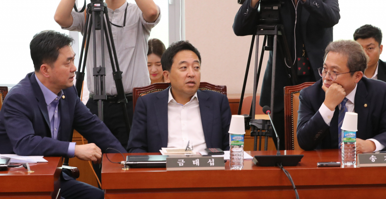 25일 오후 국회에서 열린 법사위 전체회의에서 더불어민주당 김종민(왼쪽부터), 금태섭, 송기헌 의원이 이야기하고 있다. [연합]