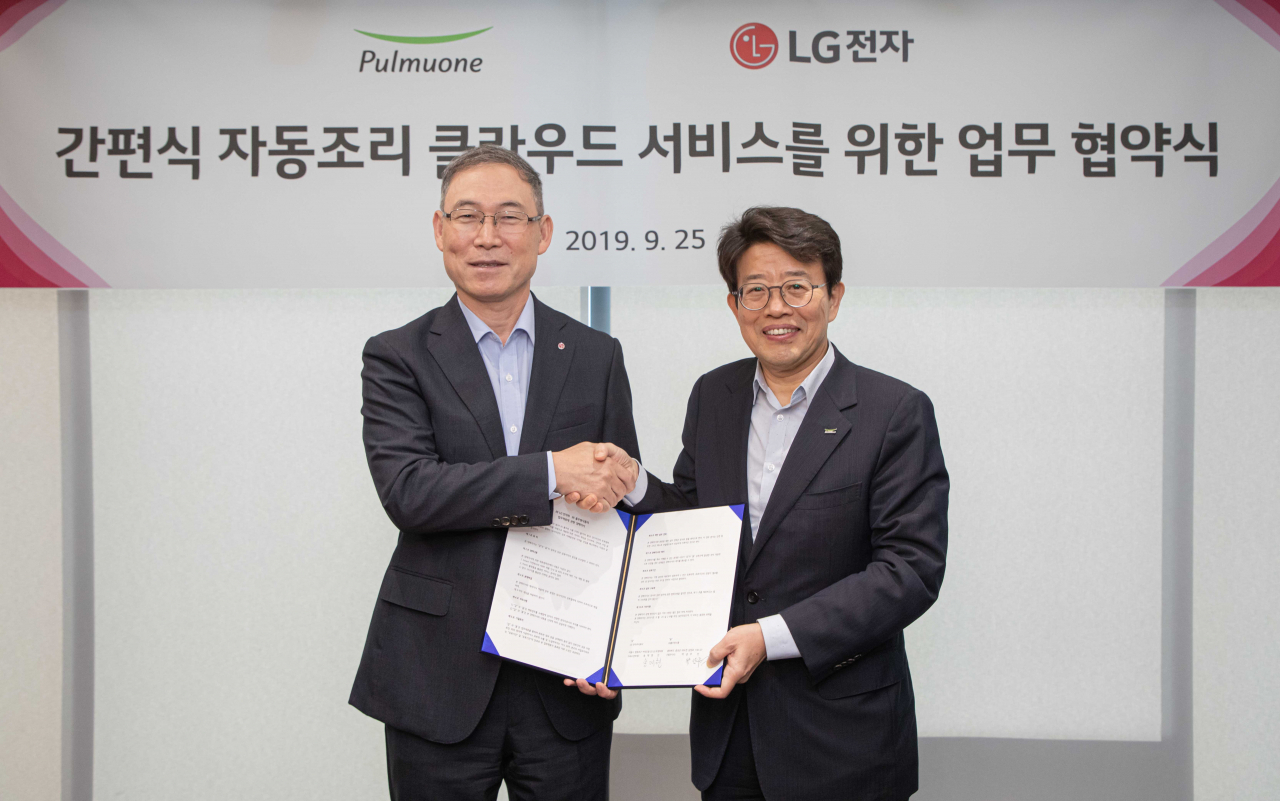 풀무원식품 박남주 대표(오른쪽)과 LG전자 H&A사업본부장 송대현 사장(왼쪽)이 협약서를 들고 있다. [풀무원식품 제공]