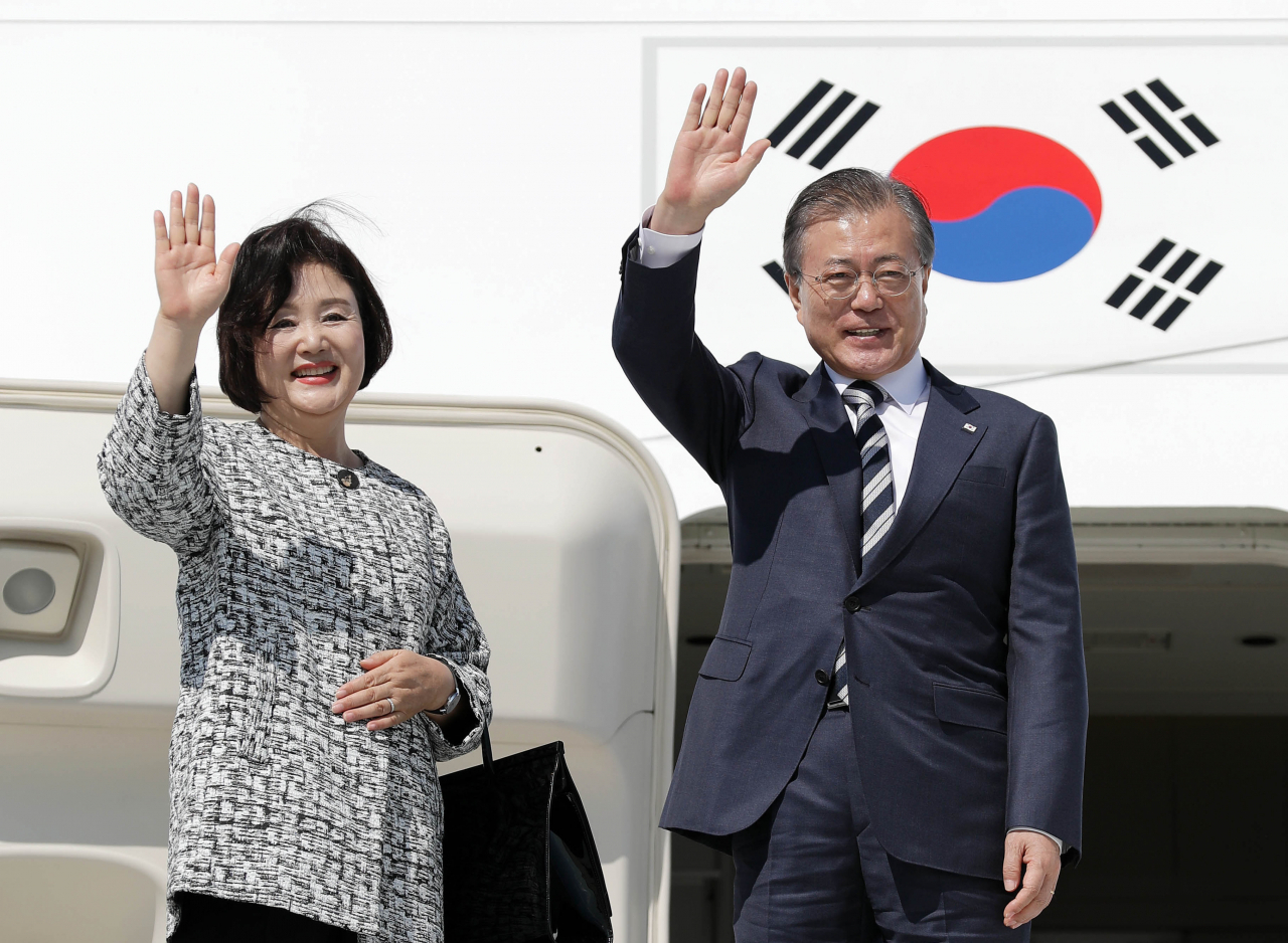 문재인 대통령과 김정숙 여사가 25일 오전(현지시간) 뉴욕JFK 공항에서 환송객들에게 인사하고 있다. [연합]