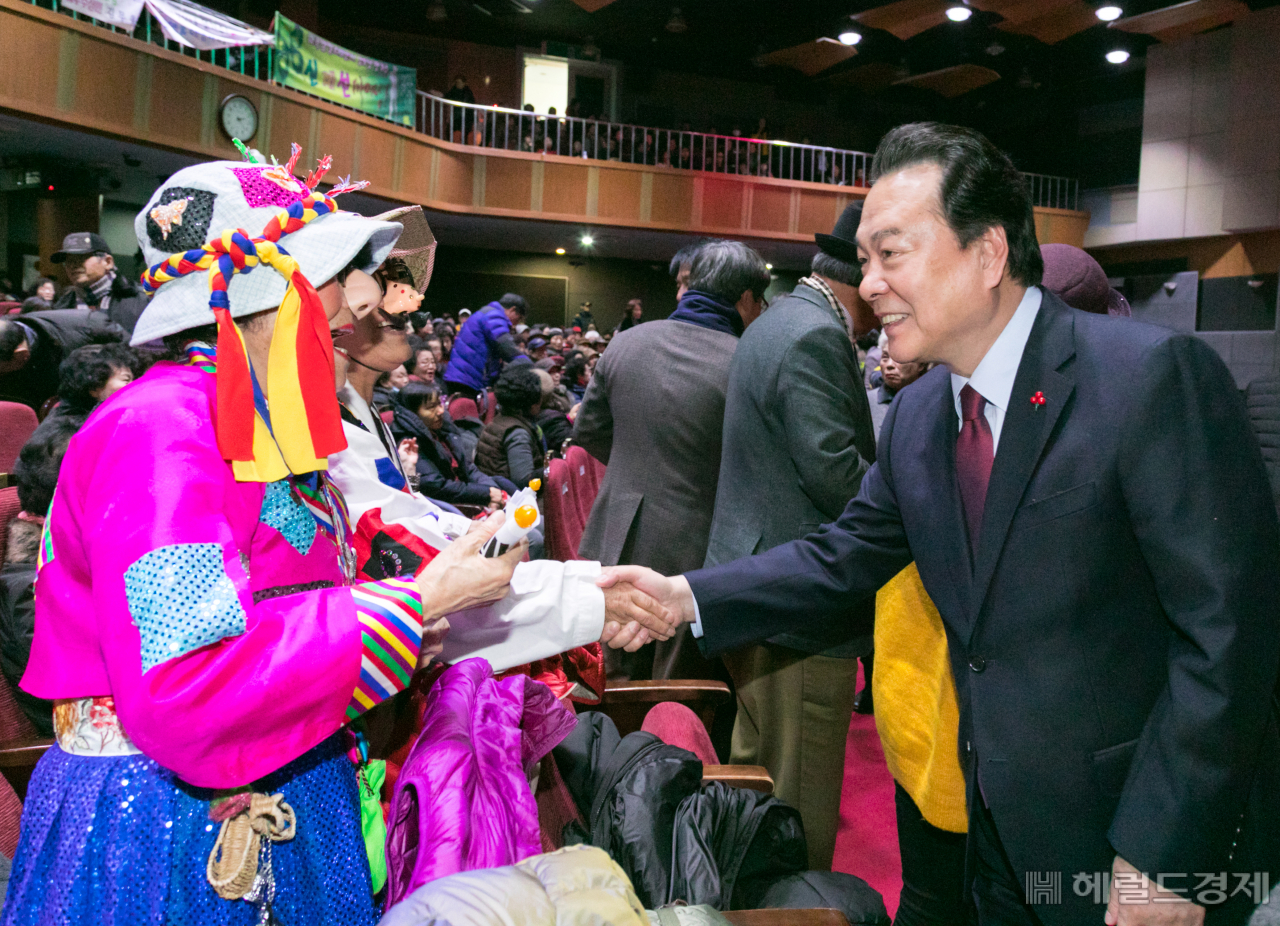 지난해 어르신사랑방 노래자랑 대회에서 노현송 구청장이 참가자와 인사를 나누고 있다. [강서구 제공]
