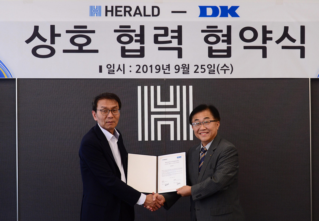 정용식 헤럴드 상무이사(왼쪽)와 김두식 디케이 이사는 지난 25일 서울 용산구 헤럴드 본사에서 협약식을 체결했다. [사진=이상섭 기자/babtong@heraldcorp.com]